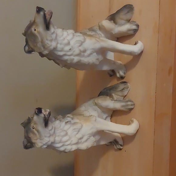 A pair of 7" novelty Gray Sitting Wolves. - Picture 2 of 5